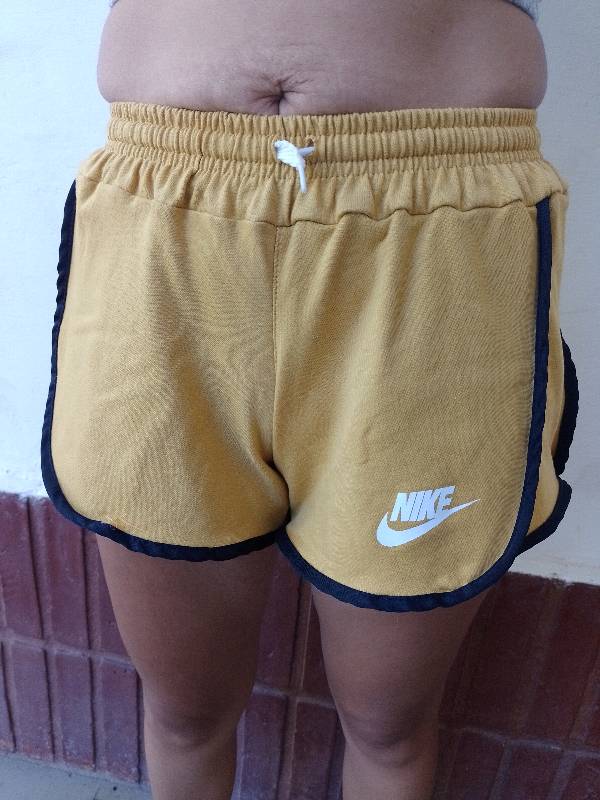Short Nike mostaza