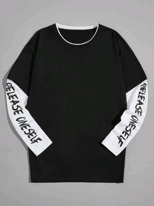 Playera negra con letras en las mangas
