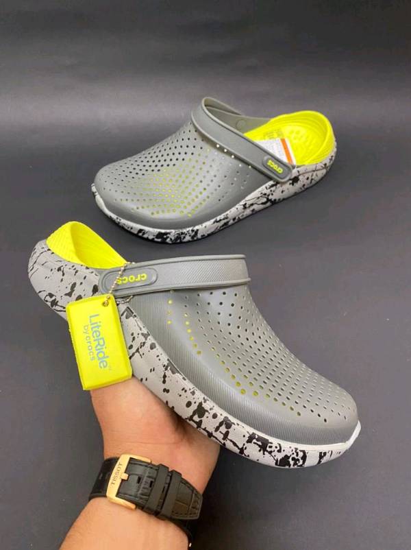 Crocs gris con top verde