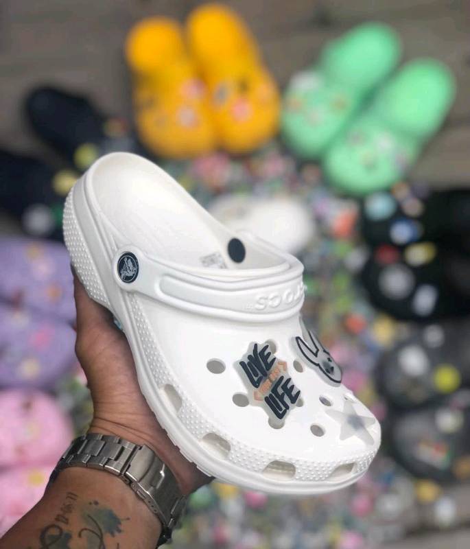 Precio crocs sales de bad bunny