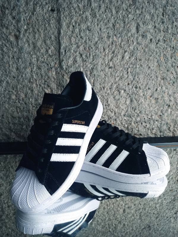 Adidas superstar negras gamuza sales