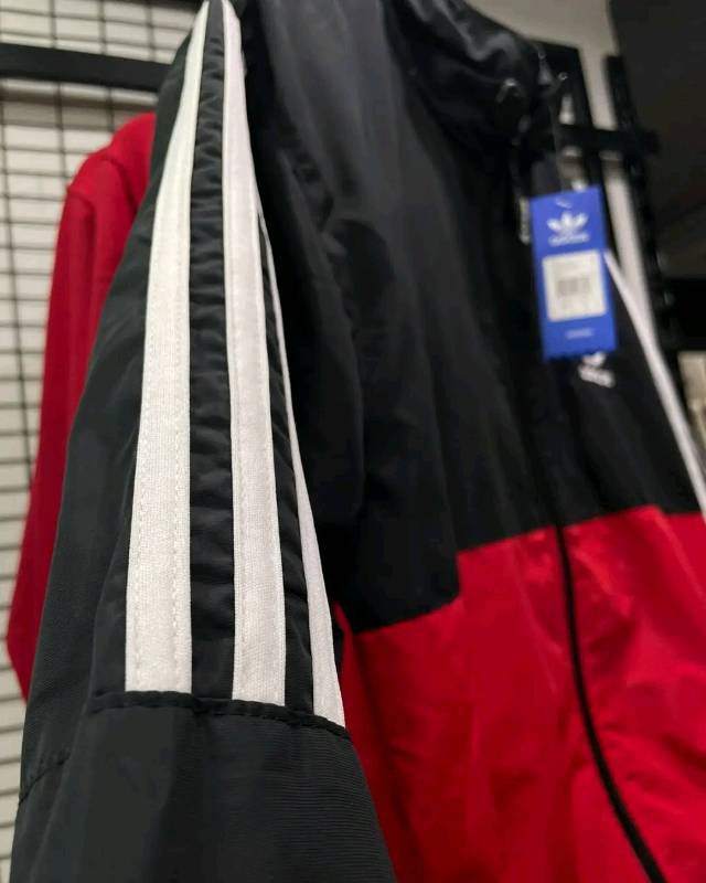 Chompa impermeable adidas 2025
