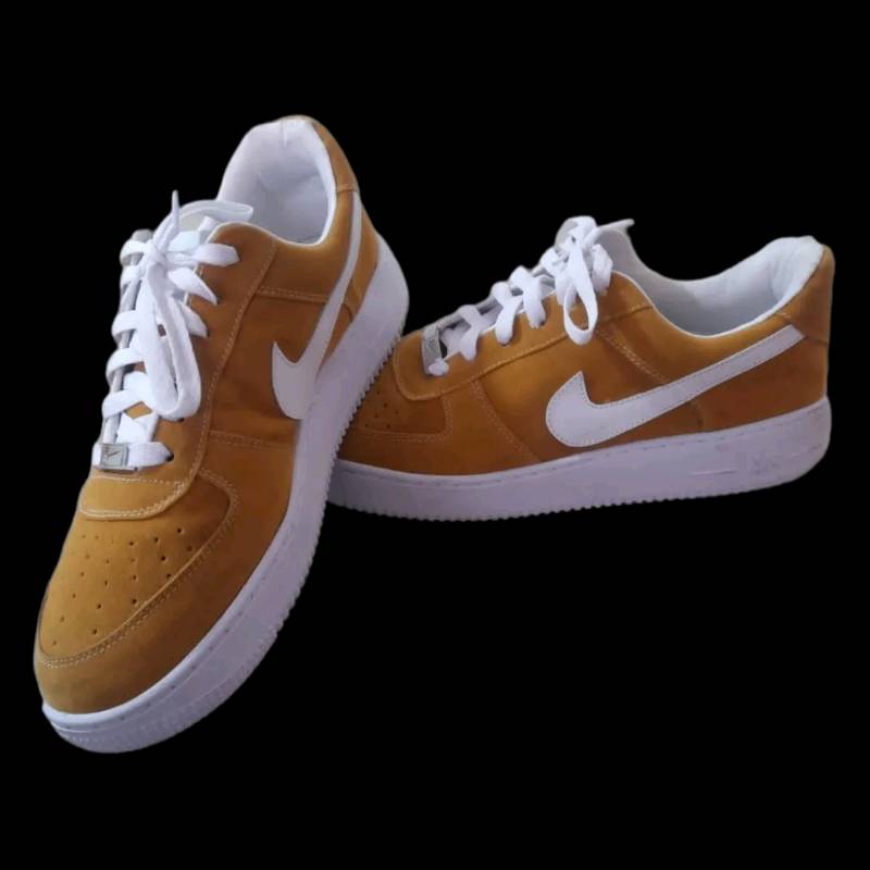 Nike air force one color mostaza top