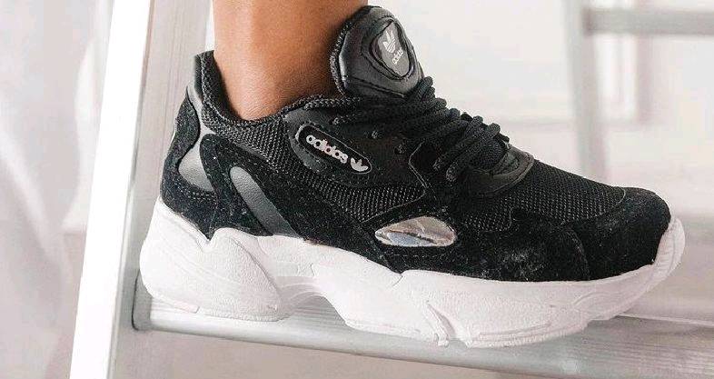 Adidas falcon negras y blancas 2025