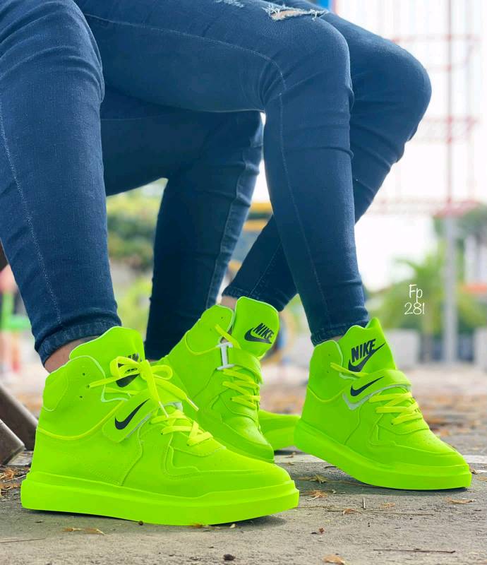 DUOS BOTAS NIKE en Arraij n