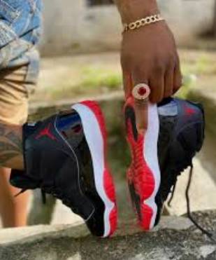 Jordan 11 rojo clearance negro y blanco