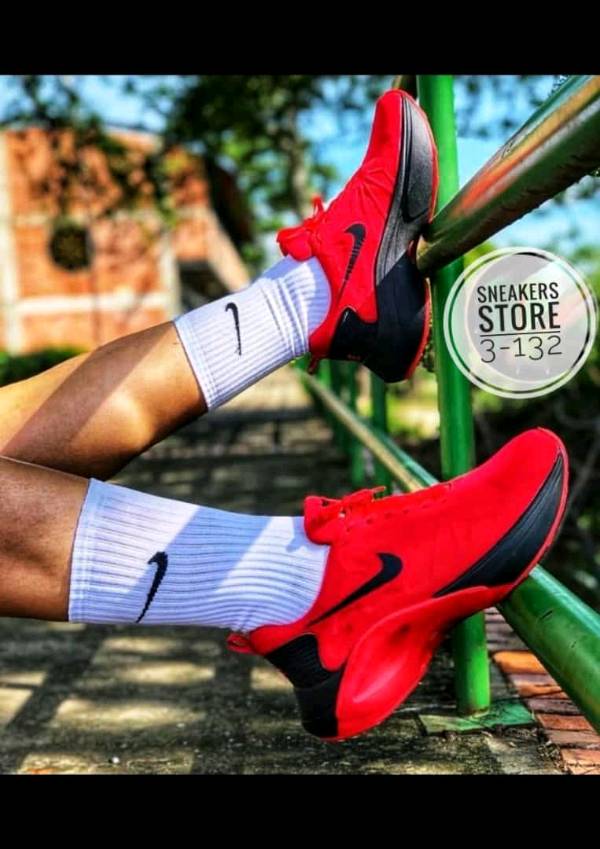 Nike tiburon rojo store